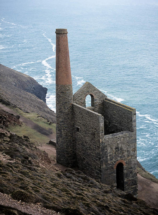 无人,竖图,俯视,室外,白天,旅游,度假,海浪,海洋,石头,美景,山,山脉,英国,欧洲,废弃,阴影,光线,石子,影子,墙,景观,浪花,山峰,山峦,娱乐,墙壁,墙面,阳光,自然,海水,群山,享受,休闲,景色,放松,西欧,自然风光,大不列颠,海景,大不列颠及北爱尔兰联合王国,大不列颠联合王国,日不落英帝国,废除,康沃尔,康沃尔郡,大海,风浪,海,海水的波动,近岸浪,石块,岩石,涌浪,彩图,高角度拍摄