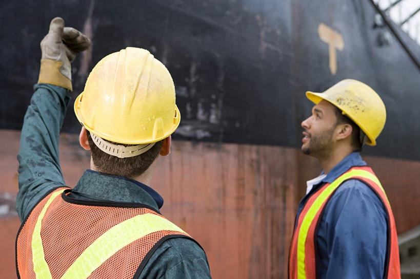 西方人,两个人,伙伴,朋友,机修工,码头,站,举,横图,室外,白天,仰视,工作服,制服,友谊,安全,合作,团队,港口,轮船,船,帽子,欧洲,非洲,黑人,欧洲人,两顶,一艘,停靠,朦胧,模糊,头盔,墙,防护,挥手,注视,墙壁,墙面,工人,黄色,安全帽,手套,交通工具,观察,看,手势,托,站着,招手,战略,观看,保护,察看,关注,停泊,载具,保险,保全,周全,安稳,安定,联合,合谋,防护手套,工作制服,配合,平安,协作,男人,男性,中年男性,白种人,非洲人,机械师,机修工人,举起,举手,举着,抬头,向上举,向上伸,向上托,仰头,站立,半身,彩图,低角度拍摄,工作套服,摆渡口,埠头,渡口,渡头,港湾,海港,货运码头,口岸,商港