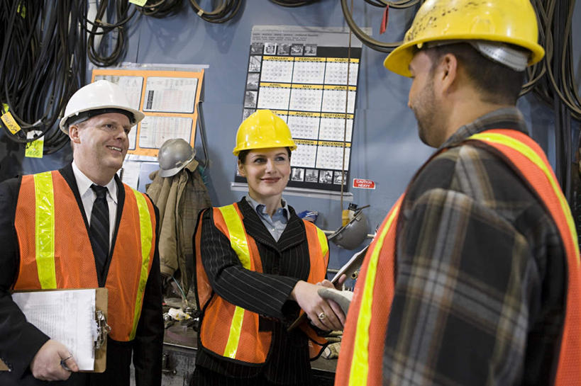 西方人,三个人,机修工,码头,站,握手,笑,微笑,露齿笑,横图,室外,白天,正面,工作服,制服,港口,帽子,欧洲,非洲,黑人,欧洲人,材料,档案,头盔,文件,纸,注视,工人,安全帽,手稿,资料,观察,看,站着,观看,证明,察看,关注,文档,工作制服,男人,男性,女人,女性,中年男性,中年女性,白种人,非洲人,机械师,机修工人,搀手,拉手,手搀手,手拉手,手牵手,手握手,站立,半身,彩图,工作套服,摆渡口,埠头,渡口,渡头,港湾,海港,货运码头,口岸,商港