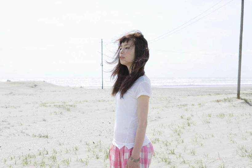 东方人,头发,一个人,站,横图,室外,白天,侧面,裙子,海浪,海洋,沙滩,亚洲,仅一个年轻女性,仅一个女性,仅一个人,飘扬,电力,电线,电线杆,沙子,线,海岸,浪花,电能,沙地,线路,注视,黄种人,长裙,海水,观察,看,站着,观看,飘逸,半身裙,电,电源,察看,关注,飞扬,能量,海景,年轻女性,女人,女性,亚洲人,大海,风浪,海,海水的波动,海滩,近岸浪,涌浪,站立,半身,彩图