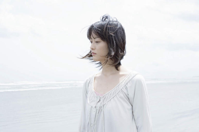 东方人,一个人,站,横图,室外,白天,正面,寂寞,海浪,海洋,沙滩,亚洲,仅一个年轻女性,仅一个女性,仅一个人,服装,飘扬,沙子,海岸,浪花,水平线,辽阔,海平线,沙地,注视,休闲装,黄种人,衣服,海水,观察,看,站着,休闲,广阔,休闲服,服饰,观看,飘逸,一望无际,察看,关注,飞扬,海景,无边无际,一马平川,孤单,年轻女性,女人,女性,亚洲人,大海,风浪,海,海水的波动,海滩,近岸浪,涌浪,站立,半身,彩图,水天相接,水天一线,短发,寥寂