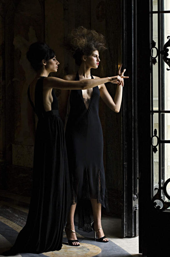 西方人,两个人,伙伴,朋友,站,握手,竖图,室内,白天,侧面,裙子,友谊,门,欧洲,欧洲人,阴影,连衣裙,反射,影子,注视,黑色,抹胸,门框,观察,看,站着,观看,察看,关注,抹胸裙,友情,年轻女性,女人,女性,白种人,搀手,拉手,手拉手,手握手,站立,彩图,全身