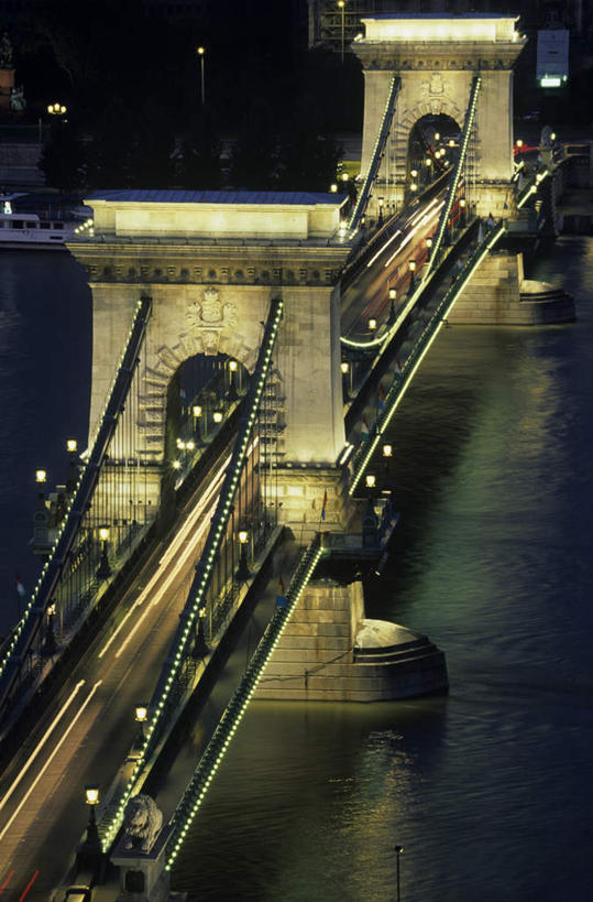 无人,竖图,俯视,航拍,室外,夜晚,旅游,度假,河流,水,标志建筑,大桥,地标,建筑,立交桥,桥梁,欧洲,匈牙利,阴影,波纹,光线,影子,河水,水流,高架,斜拉桥,桥,灯光,涟漪,首都,娱乐,建设,倒影,水纹,波浪,享受,休闲,旅游胜地,放松,布达佩斯,倒映,鸟瞰,中欧,水晕,反照,匈牙利共和国,链子桥,彩图,高角度拍摄