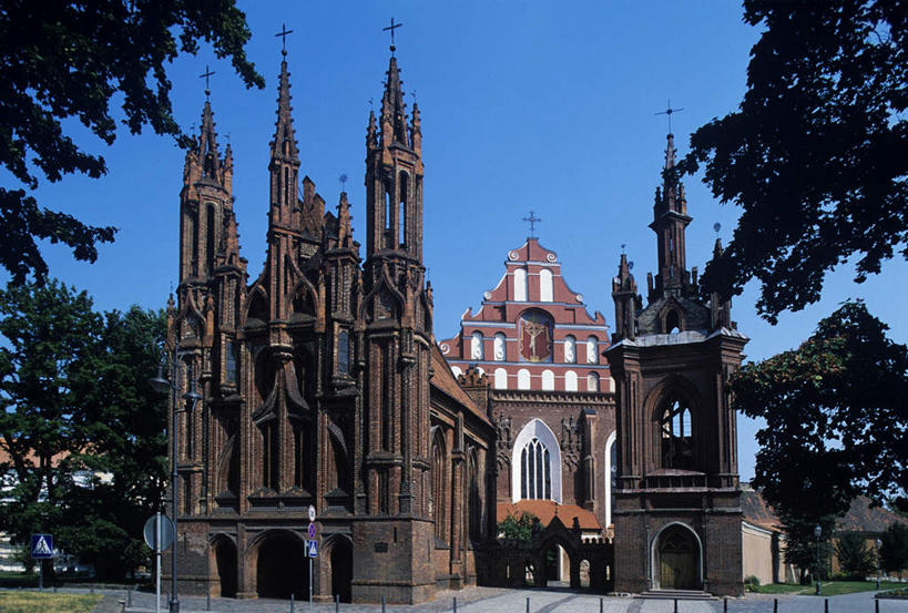 无人,教堂,横图,室外,白天,仰视,旅游,度假,草地,草坪,植物,窗户,标志建筑,地标,建筑,欧洲,立陶宛,阴影,节日,光线,影子,首都,文化,娱乐,建设,玻璃窗,草,树,树木,蓝色,绿色,蓝天,天空,阳光,自然,天,祈祷,享受,休闲,健康,旅游胜地,放松,许愿,宗教,信仰,生长,晴朗,成长,纪念,祈求,信念,万里无云,立陶宛共和国,维尔纽斯,平安,晴空,晴空万里,彩图,低角度拍摄,大教堂,礼拜堂