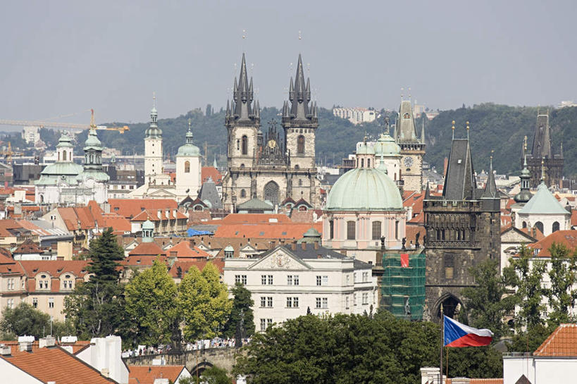 无人,教堂,横图,室外,白天,正面,旅游,度假,山,山脉,植物,标志建筑,地标,建筑,旗帜,国旗,欧洲,捷克,节日,飘扬,山峰,乌云,云,阴天,云朵,山峦,首都,云彩,文化,娱乐,建设,树,树木,绿色,天空,自然,群山,天,祈祷,享受,休闲,健康,旅游胜地,放松,许愿,宗教,信仰,生长,成长,纪念,飘逸,祈求,昏暗,阴沉,飞扬,信念,中欧,捷克共和国,旧城广场,布拉格广场,布拉格,瓦茨拉夫广场,布拉格旧城广场,布拉格老城广场,提恩教堂,平安,旗,彩图,大教堂,礼拜堂