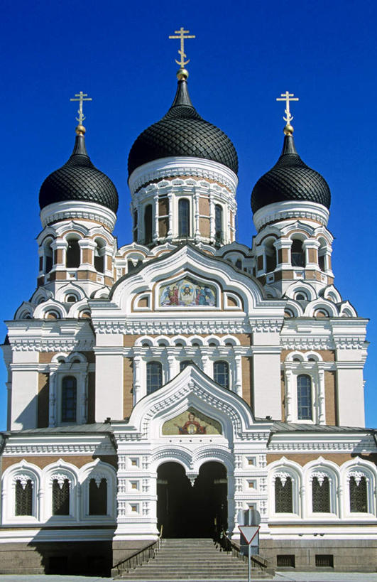 无人,教堂,竖图,室外,白天,仰视,旅游,度假,窗户,标志建筑,地标,建筑,欧洲,爱沙尼亚,一排,许多,阴影,节日,整齐,光线,影子,首都,文化,娱乐,建设,玻璃窗,排列,蓝色,蓝天,天空,阳光,天,祈祷,享受,休闲,健康,旅游胜地,放松,许愿,宗教,信仰,晴朗,纪念,祈求,队列,信念,东欧,万里无云,爱沙尼亚共和国,塔林,平安,晴空,晴空万里,彩图,低角度拍摄,大教堂,礼拜堂