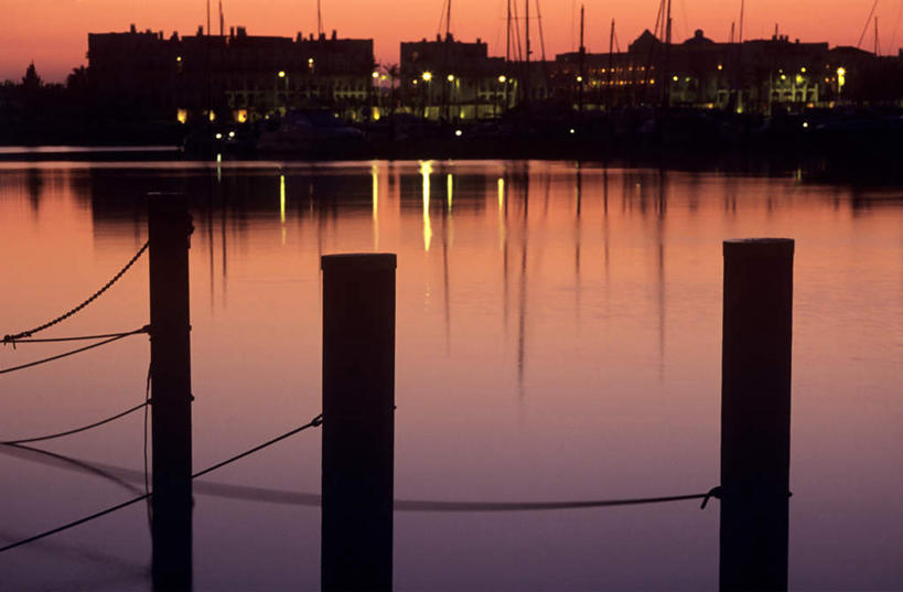 无人,家,码头,横图,室外,白天,正面,度假,美景,日落,城市风光,城市,港口,葡萄牙,欧洲,一排,许多,整齐,柱子,房屋,屋子,景观,晚霞,霞光,落日,背光,娱乐,楼房,住宅,排列,黄昏,享受,休闲,景色,彩霞,放松,队列,南欧,缆绳,逆光,系船柱,缆绳桩,缆绳柱,系缆桩,葡萄牙共和国,夕照,阿尔加维,夕阳,彩图,房子,摆渡口,埠头,渡口,渡头,港湾,海港,货运码头,口岸,商港,斜阳