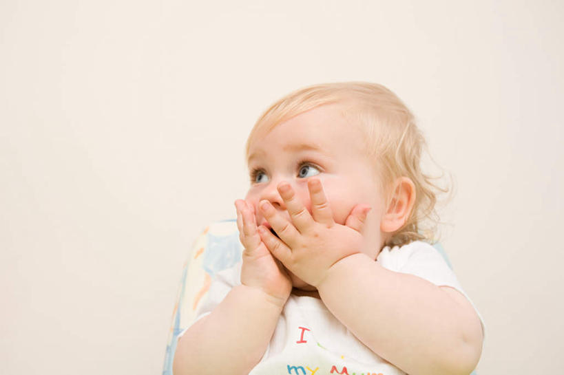 西方人,婴儿,儿童,一个人,横图,室内,白天,白色背景,正面,婴儿服装,纯洁,欧洲,欧洲人,双手,仅一个人,墙,注视,墙壁,墙面,小孩,白色,观察,看,可爱,遮,遮掩,活泼,观看,吃惊,察看,掩盖,遮挡,关注,宝宝,纯真,烂漫,无邪,遮盖,掩饰,伶俐,天真,白种人,孩子,半身,彩图,婴儿服