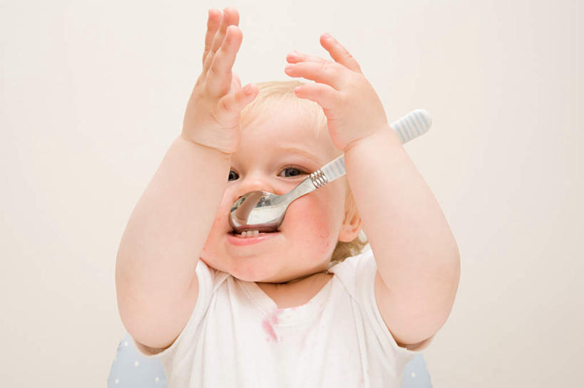 西方人,婴儿,儿童,脸,头,脸颊,一个人,举,横图,室内,特写,白天,白色背景,正面,婴儿服装,纯洁,金属制品,欧洲,欧洲人,仅一个人,金属,勺子,墙,注视,肩膀,墙壁,墙面,一个,小孩,白色,调羹,汤匙,观察,看,托,可爱,活泼,单个,观看,察看,叼,关注,叼着,宝宝,纯真,烂漫,无邪,伶俐,天真,白种人,孩子,头部,脸部,脸蛋,面部,举起,举手,举着,向上举,向上伸,向上托,半身,彩图,婴儿服