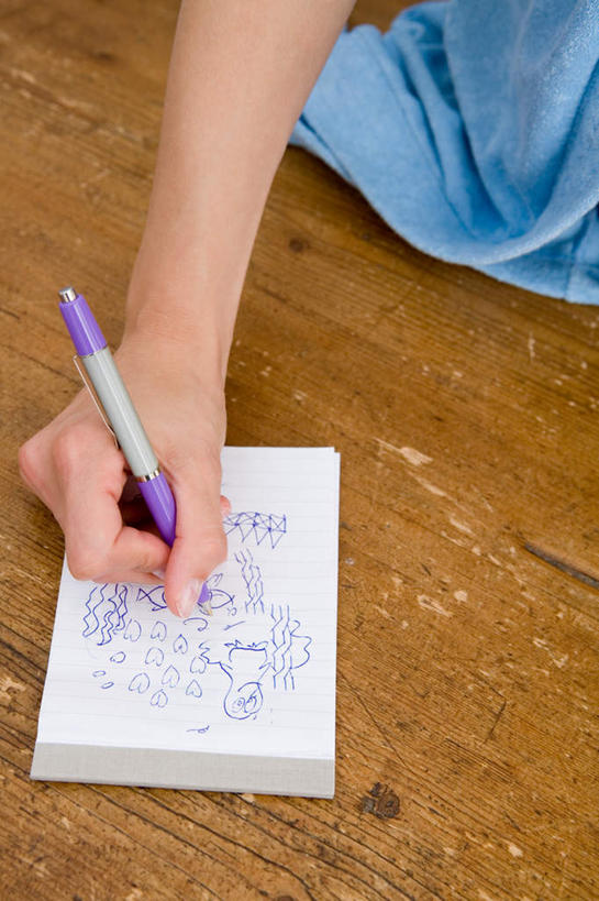 西方人,手,一个人,竖图,俯视,室内,特写,白天,地板,书籍,欧洲,欧洲人,仅一个年轻女性,仅一个女性,仅一个人,一本,握,笔,办公用品,圆珠笔,地面,木地板,文具,学习用品,手部,握着,单手,文具用品,一支,书写,誊写,年轻女性,女人,女性,白种人,书,图书,半身,彩图,高角度拍摄