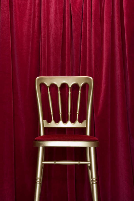 无人,竖图,室内,特写,白天,正面,静物,椅子,木椅,一个,红色,帷幕,单个,帷幔,幕布,幕帘,帷幔布,彩图