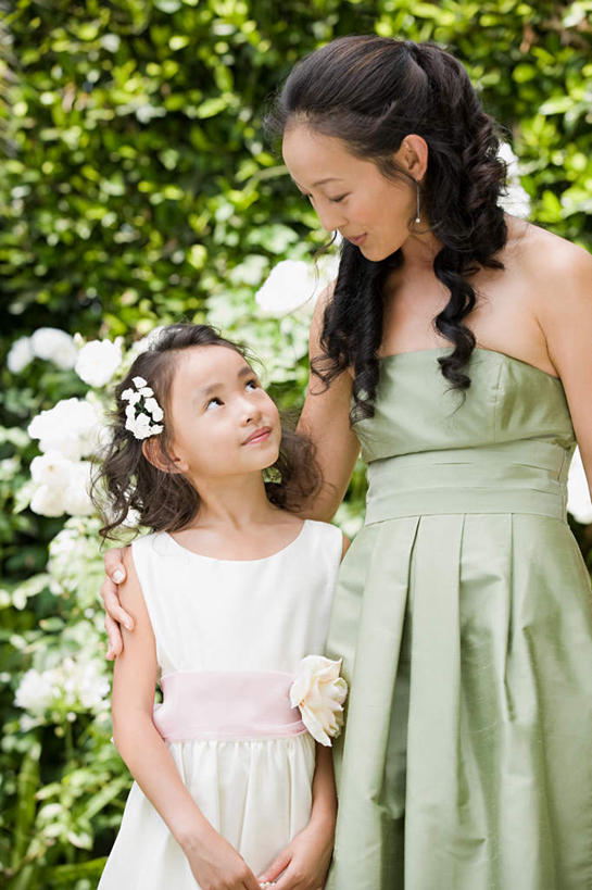 东方人,两个人,站,竖图,室外,白天,正面,裙子,纯洁,植物,亚洲,阴影,连衣裙,朦胧,模糊,盛开,光线,影子,花蕾,黄种人,相视,花,花瓣,花朵,鲜花,树,树木,绿色,阳光,自然,抹胸,花苞,花蕊,站着,面对面,可爱,童年,童趣,搭,生长,成长,伴娘,对视,搭着,相对,花童,童真,烂漫,无邪,相看,抹胸裙,小傧相,天真,女孩,女人,女性,中年女性,亚洲人,抬头,仰头,站立,半身,彩图