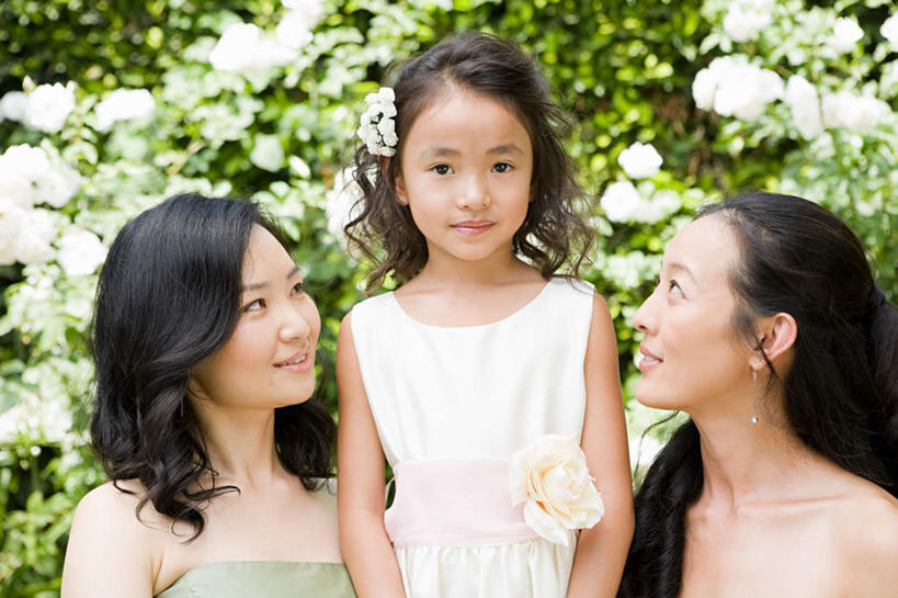 东方人,三个人,伙伴,朋友,站,蹲,笑,微笑,横图,室外,白天,正面,裙子,友谊,纯洁,植物,亚洲,阴影,连衣裙,朦胧,模糊,盛开,光线,影子,花蕾,注视,黄种人,花,花瓣,花朵,鲜花,树,树木,绿色,阳光,自然,花苞,花蕊,观察,看,站着,可爱,童年,童趣,生长,成长,观看,伴娘,吊带裙,察看,关注,花童,童真,烂漫,无邪,小傧相,天真,友情,女孩,女人,女性,中年女性,亚洲人,蹲着,站立,半身,彩图