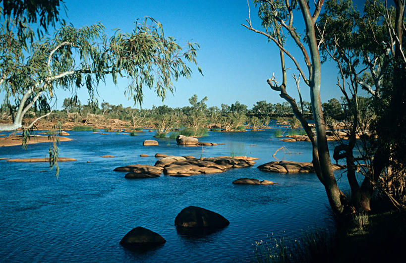 无人,横图,室外,白天,正面,旅游,度假,草地,草坪,河流,石头,美景,水,植物,澳大利亚,阴影,波纹,光线,石子,影子,河水,景观,水流,涟漪,娱乐,草,树,树木,蓝色,绿色,倒影,蓝天,水纹,天空,阳光,自然,波浪,天,享受,休闲,景色,放松,生长,晴朗,成长,倒映,自然风光,大洋洲,澳洲,万里无云,南方大陆,水晕,澳大利亚联邦,西澳大利亚,西澳大利亚州,反照,石块,岩石,晴空,晴空万里,彩图