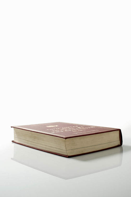 无人,竖图,室内,特写,白天,正面,静物,书籍,一本,阴影,灰色背景,反射,影子,摄影,影棚,书,图书,彩图,影棚拍摄,拍摄