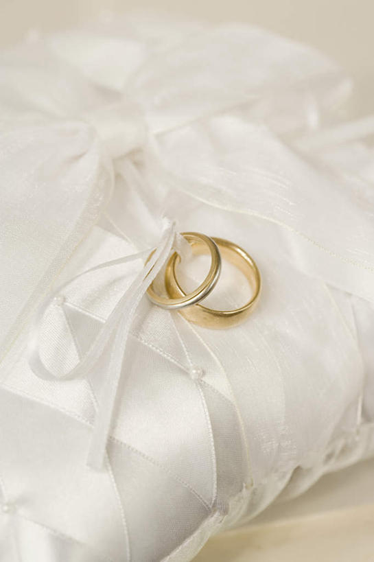 无人,竖图,俯视,室内,特写,白天,爱情,靠垫,静物,阴影,朦胧,模糊,反射,丝绸,丝带,影子,缎带,靠枕,浪漫,绸带,装饰品,两个,一个,白色,戒指,饰品,首饰,垫子,枕头,金色,恩爱,单个,信物,权利,手饰,彩图,高角度拍摄