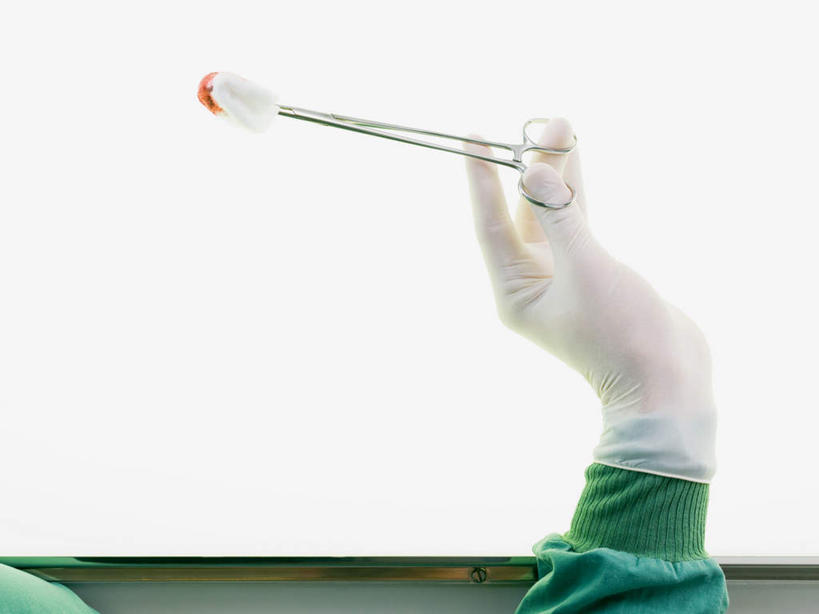 西方人,手,一个人,医生,横图,室内,特写,白天,正面,工作服,制服,金属制品,欧洲,欧洲人,仅一个男性,仅一个人,仅一个中年男性,握,修剪,金属,工具,剪刀,墙,墙壁,墙面,一个,红色,白色,手套,医护人员,医疗人员,手部,橡胶,血液,握着,单个,单手,裁剪,剪子,剪裁,切割,橡胶手套,棉球,橡胶制品,医用手套,手术剪刀,手术剪,工作制服,男人,男性,中年男性,白种人,大夫,半身,彩图,工作套服