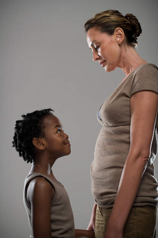 西方人,儿童,老年人,两个人,家庭,祖母,站,竖图,室内,白天,正面,纯洁,欧洲,非洲,黑人,欧洲人,阴影,灰色背景,服装,反射,影子,棕色,注视,休闲装,小孩,衣服,低头,观察,看,站着,休闲,温暖,温馨,一家人,休闲服,可爱,童年,童趣,摄影,服饰,影棚,奶奶,观看,祖孙,和睦,察看,关注,童真,烂漫,无邪,外婆,外祖母,外孙,外孙子,天真,老年女性,男孩,女人,女性,白种人,非洲人,孩子,孙子,抬头,仰头,站立,半身,彩图,影棚拍摄,拍摄,融洽,男生