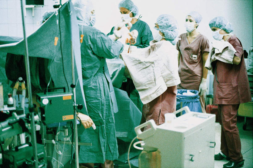 西方人,婴儿,儿童,伙伴,朋友,医生,病人,医院,站,捧,横图,室内,白天,正面,工作服,制服,友谊,纯洁,合作,团队,帽子,欧洲,欧洲人,握,分离,许多人,过滤,分开,注视,小孩,口罩,手套,观察,看,站着,一群人,医护人员,医疗人员,隔断,橡胶,可爱,战略,握着,遮掩,生产,活泼,观看,隔离,察看,卫生,手术室,掩盖,遮挡,关注,净化,宝宝,间隔,橡胶手套,预防,橡胶制品,纯真,烂漫,无邪,遮盖,防尘,医疗机构,医生帽,医用手套,联合,合谋,掩饰,断绝,隔开,屏蔽,屏绝,远离,中断,阻遏,阻隔,工作制服,伶俐,配合,天真,协作,男人,男性,女人,女性,中年男性,中年女性,白种人,孩子,大夫,患者,就医者,端,端着,捧着,手捧,站立,半身,彩图,工作套服,病院,诊所