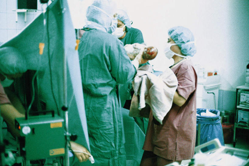 西方人,婴儿,儿童,背部,伙伴,朋友,医生,病人,医院,站,捧,横图,室内,白天,正面,工作服,制服,友谊,纯洁,合作,团队,帽子,欧洲,欧洲人,握,分离,许多人,过滤,分开,注视,小孩,红色,口罩,手套,观察,看,站着,一群人,医护人员,医疗人员,隔断,橡胶,血液,可爱,战略,握着,遮掩,生产,活泼,观看,隔离,察看,卫生,手术室,掩盖,遮挡,关注,净化,宝宝,间隔,橡胶手套,预防,橡胶制品,纯真,烂漫,无邪,遮盖,防尘,医疗机构,医生帽,医用手套,联合,合谋,掩饰,断绝,隔开,屏蔽,屏绝,远离,中断,阻遏,阻隔,工作制服,伶俐,配合,天真,协作,男人,男性,女人,女性,中年男性,中年女性,白种人,孩子,大夫,患者,就医者,端,端着,捧着,手捧,站立,半身,彩图,工作套服,病院,诊所