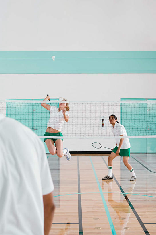 背部,三个人,伙伴,朋友,运动员,体育馆,运动场,站,跳,举,竖图,室内,白天,正面,运动服,锻炼,友谊,运动,合作,团队,羽毛球,地板,羽毛,服装,墙,球网,球拍,羽毛球拍,羽毛球装备,地面,注视,娱乐,运动器械,体育场,木地板,墙壁,墙面,衣服,观察,看,托,站着,享受,休闲,健身器械,放松,战略,服饰,观看,察看,衣着,穿着,关注,健身器材,室内运动,联合,合谋,运动馆,羽毛球球拍,羽毛球球网,羽毛球网,衣饰,配合,协作,羽毛球运动,男人,男性,年轻男性,年轻女性,女人,女性,体育运动员,运动选手,举起,举手,举着,跳跃,向上举,向上伸,向上托,站立,半身,彩图,健身,运动器材,运动装