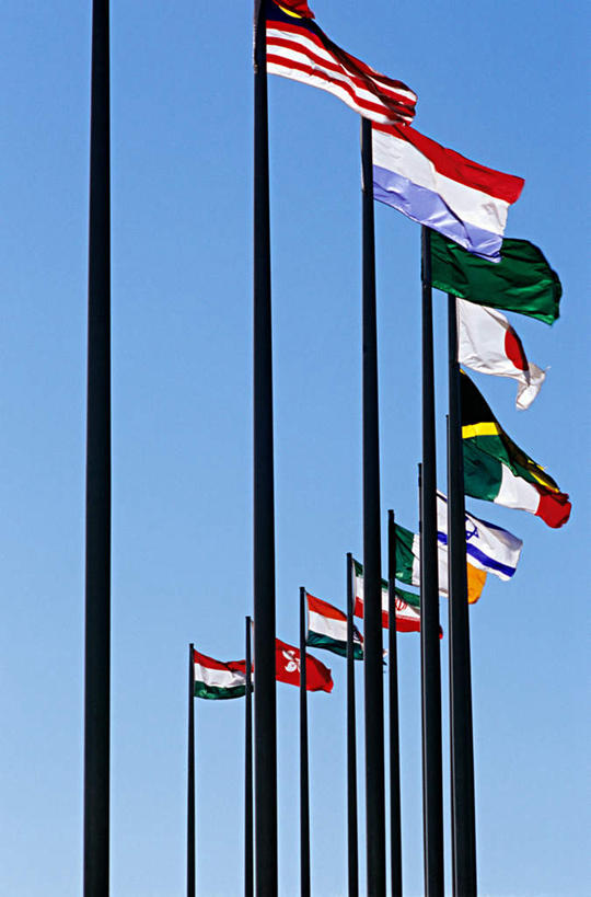 无人,竖图,室外,白天,仰视,旗帜,国旗,一排,阴影,整齐,飘扬,光线,旗杆,影子,排列,蓝色,蓝天,天空,阳光,天,晴朗,队列,万里无云,浮荡,飘拂,漂荡,飘零,旗,晴空,晴空万里,彩图,低角度拍摄,飘荡