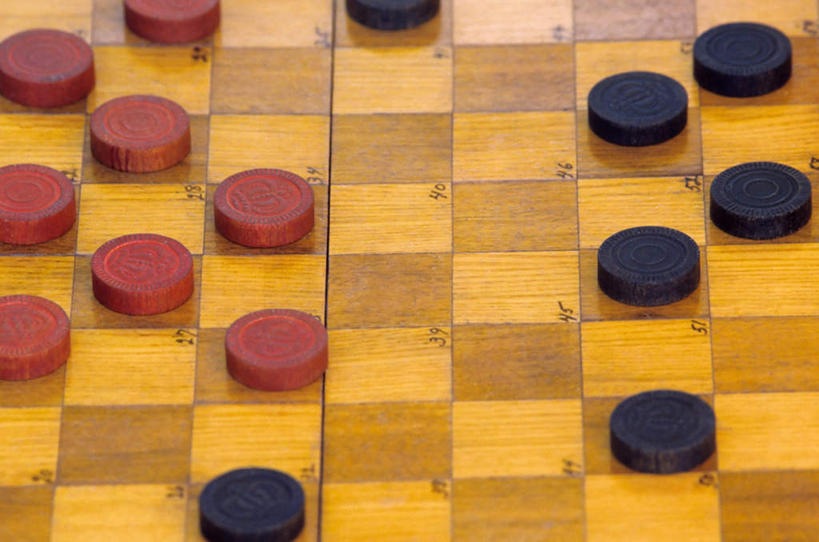 无人,横图,俯视,室内,特写,白天,游戏,智慧,静物,一排,整齐,玩,娱乐,排列,红色,黑色,休闲,棋盘,益智,活动,队列,发泄,消遣,智力,跳棋,宣泄,西洋跳棋,国际跳棋,玩耍,嬉戏,彩图,高角度拍摄