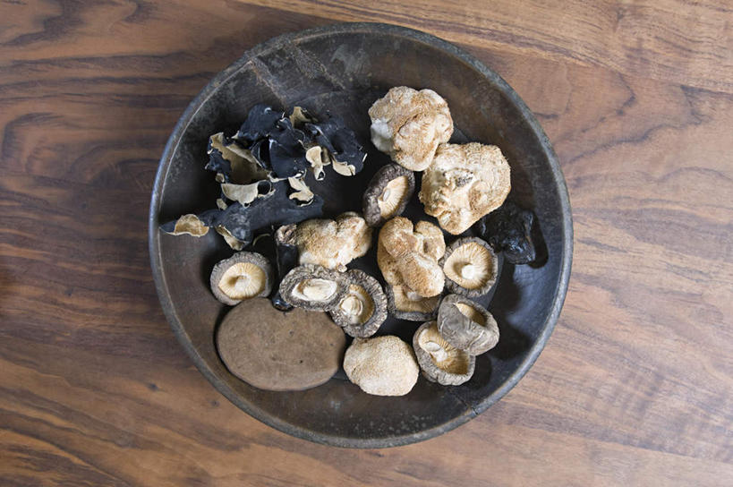 无人,横图,俯视,室内,特写,白天,桌面,桌子,蔬菜,一堆,许多,阴影,堆叠,堆积,新鲜,反射,木制,影子,菌菇,香菇,食品,很多,菌类,食物,一个,木制品,容器,碗,干货,食用菌,有机食品,绿色食品,单个,储藏,堆,储存,彩图,高角度拍摄,贮存