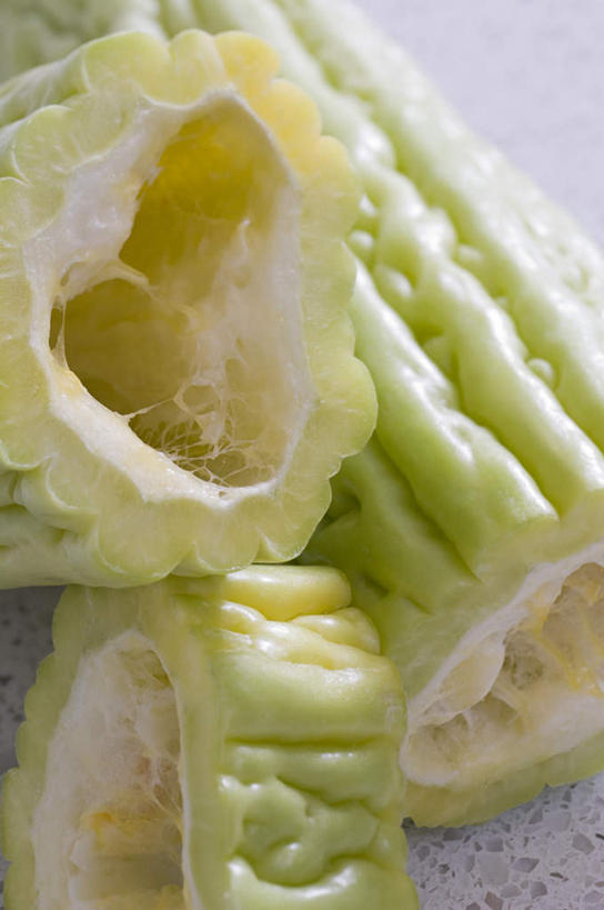 无人,竖图,俯视,室内,特写,白天,桌面,桌子,蔬菜,一堆,切开,阴影,堆叠,堆积,新鲜,反射,木制,影子,苦瓜,食品,食物,三个,绿色,木制品,切,凉瓜,有机食品,绿色食品,堆,剖面,切面,君子菜,癞瓜,癞葡萄,彩图,高角度拍摄