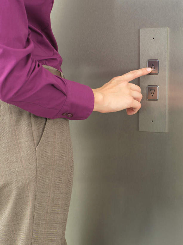 西方人,一个人,商务人士,商务女性,站,竖图,室内,白天,侧面,电梯,欧洲,欧洲人,仅一个年轻女性,仅一个女性,仅一个人,套装,运输工具,腰带,按钮,按,站着,升降梯,皮带,商务装,工薪阶层,配饰,裤带,年轻女性,女人,女性,白种人,白领,上班族,站立,半身,彩图,升降设备