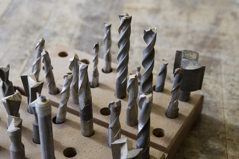 无人,横图,俯视,室内,特写,白天,静物,金属制品,一排,许多,阴影,整齐,反射,金属,影子,洞,排列,队列,钻头,彩图,高角度拍摄