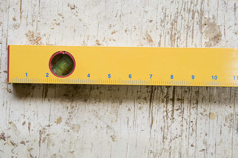 无人,横图,室内,特写,白天,正面,装修,建筑,静物,测量,刻度,墙,墙壁,墙面,一个,黄色,尺,垂直,单个,测量工具,水平仪,水平,尺子,水平尺,水准仪,量具,量仪,水平仪器,彩图