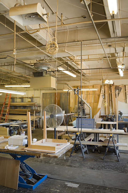 无人,工厂,竖图,室内,白天,正面,桌子,照明,许多,阴影,反射,木材,影子,办公桌,灯光,顶灯,灯,木柴,灯具,木料,照亮,照明设备,木工夹,C型夹,C型钳,G型夹,G型钳,彩图,工地,制造厂