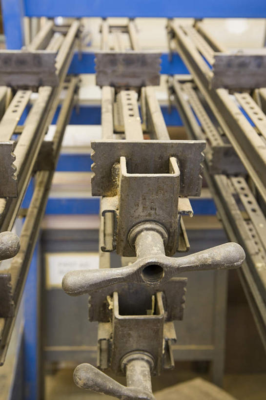 无人,工厂,竖图,室内,特写,白天,正面,静物,金属制品,朦胧,模糊,金属,支架,架子,脚手架,施工,把手,支撑,固定,彩图,工地,制造厂,稳固