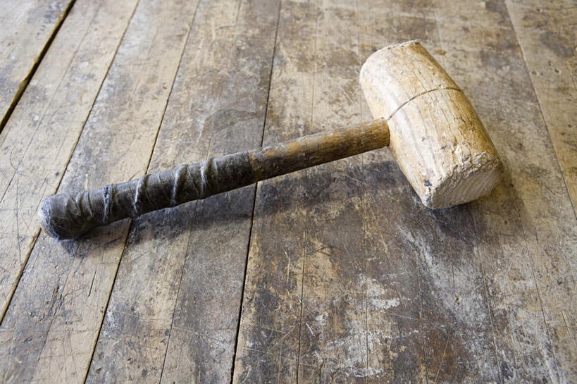 无人,横图,俯视,室内,特写,白天,桌面,桌子,静物,敲打,阴影,反射,木制,锤子,工具,榔头,影子,一个,木制品,单个,五金,变形,紧固,矫正,塑形,牢固,彩图,高角度拍摄