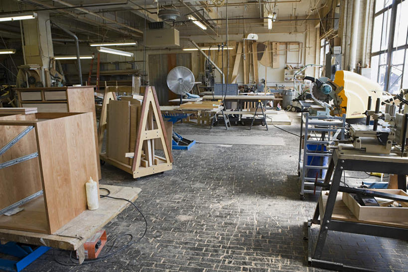 无人,工厂,横图,室内,白天,正面,桌子,照明,许多,敲打,阴影,反射,锤子,工具,榔头,木材,影子,办公桌,灯光,凌乱,顶灯,灯,木柴,灯具,木料,照亮,五金,混乱,变形,紧固,照明设备,矫正,塑形,木工夹,牢固,C型夹,C型钳,G型夹,G型钳,纷乱,缭乱,庞杂,彩图,工地,制造厂