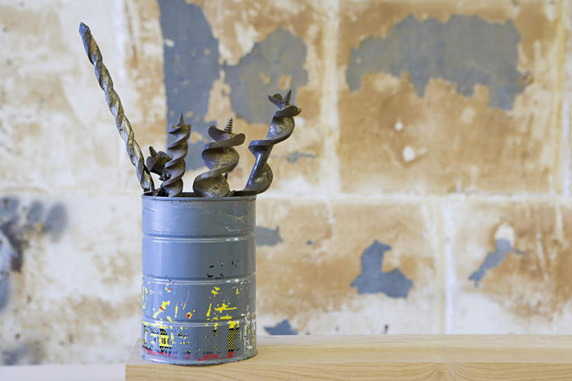 无人,横图,室内,特写,白天,正面,静物,金属制品,金属,墙,墙壁,墙面,容器,储藏,储存,钻头,彩图,贮存