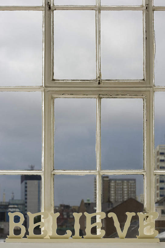 无人,家,高楼大厦,竖图,室内,特写,白天,正面,窗户,大厦,建筑,摩天大楼,一排,整齐,英文,标志,文字,字符,字母,房屋,屋子,公寓,标识,洋房,楼房,玻璃窗,住宅,排列,楼宇,英文字母,队列,彩图,房子,大楼,高层建筑,高楼,摩天楼