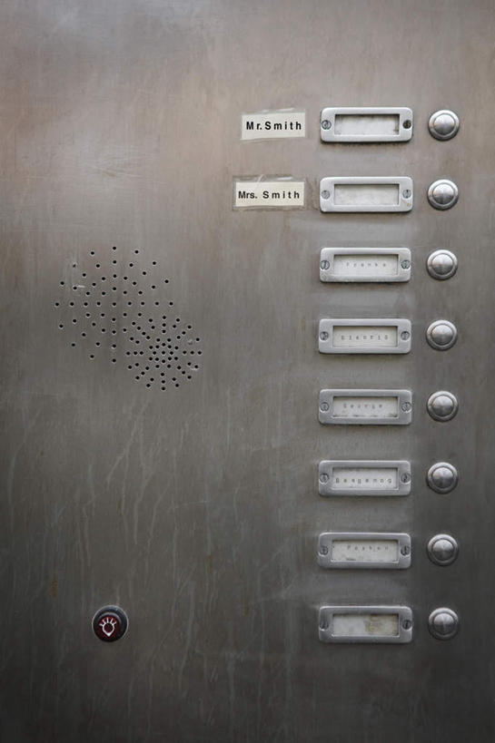 无人,竖图,室内,特写,白天,正面,零件,电路,门,静物,一排,许多,关闭,整齐,并列,并排,标志,数字,文字,字符,很多,标识,开关,排列,按钮,门框,打开,阿拉伯数字,开启,门铃,队列,平行,闭合,彩图