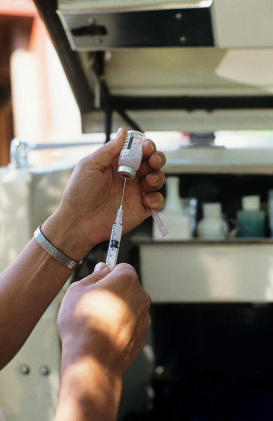 西方人,手,一个人,竖图,室内,特写,白天,正面,安全,欧洲,欧洲人,双手,仅一个男性,仅一个人,握,罐子,药剂,防护,拿,拿着,玻璃制品,仅一个年轻男性,玻璃瓶,瓶子,药品,手部,针管,针筒,治疗,握着,注射,保护,药物,医疗,医疗设备,疫苗,注射器,保险,预防,平安,男人,男性,年轻男性,白种人,半身,彩图