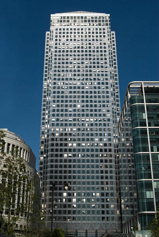 无人,高楼大厦,竖图,室外,白天,仰视,旅游,度假,办公楼,窗户,标志建筑,大厦,地标,建筑,摩天大楼,写字楼,英国,欧洲,伦敦,墙,首都,娱乐,建设,玻璃窗,墙壁,墙面,蓝色,蓝天,天空,楼宇,天,享受,休闲,旅游胜地,商务楼,放松,晴朗,西欧,大不列颠,金丝雀码头,大不列颠及北爱尔兰联合王国,万里无云,大不列颠联合王国,日不落英帝国,雾都,晴空,晴空万里,彩图,低角度拍摄,大楼,高层建筑,高楼,摩天楼