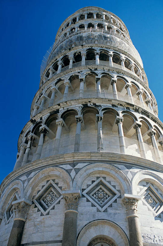 无人,竖图,室外,白天,仰视,旅游,度假,名胜古迹,标志建筑,地标,建筑,意大利,欧洲,遗迹,柱子,古迹,文物,娱乐,建设,古建筑,排列,蓝色,蓝天,天空,天,享受,休闲,旅游胜地,放松,晴朗,比萨城,比萨斜塔,托斯卡纳,南欧,古文明,万里无云,意大利共和国,奇迹广场,比萨大教堂,摆列,托斯卡纳大区,晴空,晴空万里,彩图,低角度拍摄,布列,分列