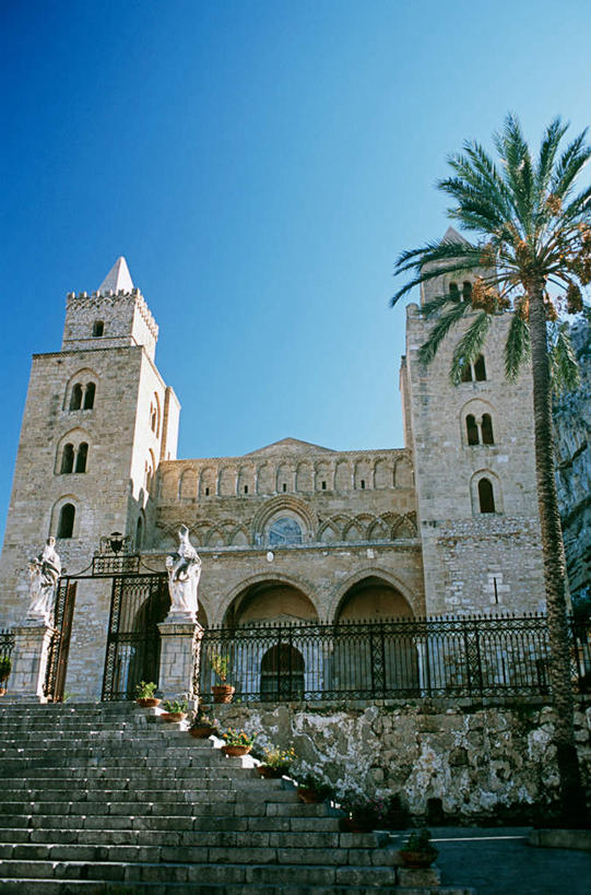 无人,教堂,栏杆,竖图,室外,白天,仰视,度假,美景,植物,楼梯,城市风光,城市,棕榈树,叶子,意大利,欧洲,节日,扶手,阶梯,景观,绿叶,文化,娱乐,护栏,台阶,树,树木,蓝色,绿色,蓝天,天空,自然,天,祈祷,享受,休闲,健康,嫩叶,景色,放松,许愿,宗教,信仰,生长,晴朗,成长,纪念,祈求,西西里,南欧,信念,棕榈叶,万里无云,意大利共和国,首府,西西里岛,巴勒莫,切法卢,平安,叶,叶片,晴空,晴空万里,彩图,低角度拍摄,大教堂,礼拜堂