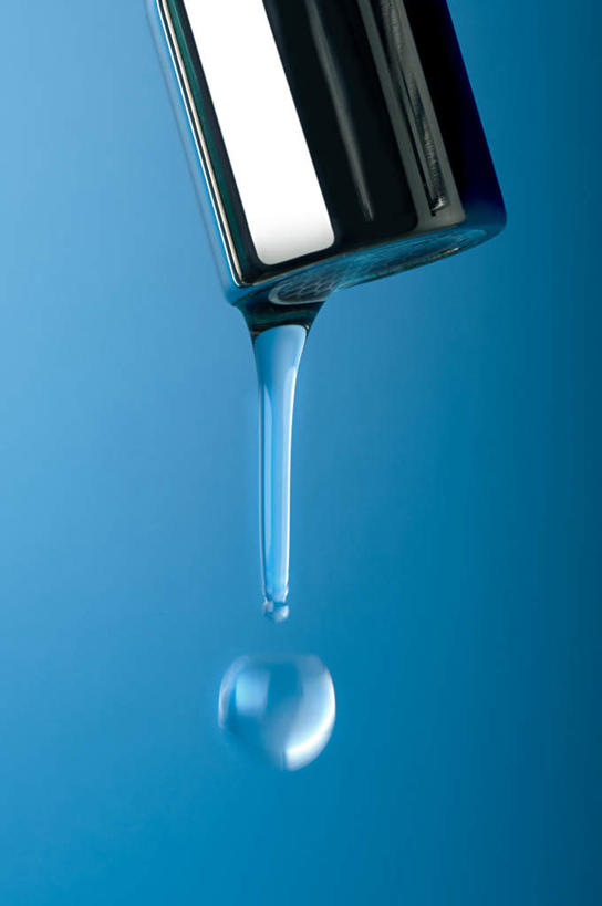 无人,竖图,室内,特写,白天,正面,水,金属制品,阴影,蓝色背景,朦胧,模糊,反射,金属,水龙头,液体,影子,水滴,开关,打开,摄影,影棚,阀门,开启,水咀,彩图,影棚拍摄,拍摄