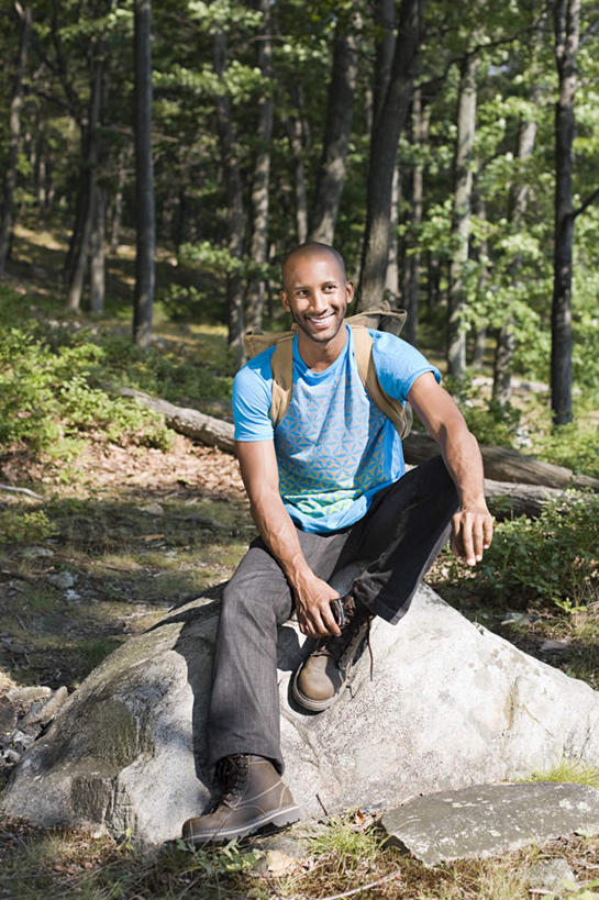 西方人,一个人,坐,抱,笑,微笑,露齿笑,竖图,室外,白天,正面,旅游,度假,石头,美景,森林,树林,植物,欧洲,欧洲人,仅一个男性,仅一个人,服装,朦胧,模糊,固体,矿石,石子,景观,注视,休闲装,娱乐,树,树木,仅一个年轻男性,衣服,绿色,自然,观察,看,享受,休闲,灿烂,休闲服,景色,放松,搭,服饰,生长,成长,抱着,观看,璀璨,察看,搂着,搭着,关注,剔透,矿物,自然风光,萤石,氟石,男人,男性,年轻男性,白种人,石块,岩石,搂,搂抱,坐着,彩图,全身,晶莹