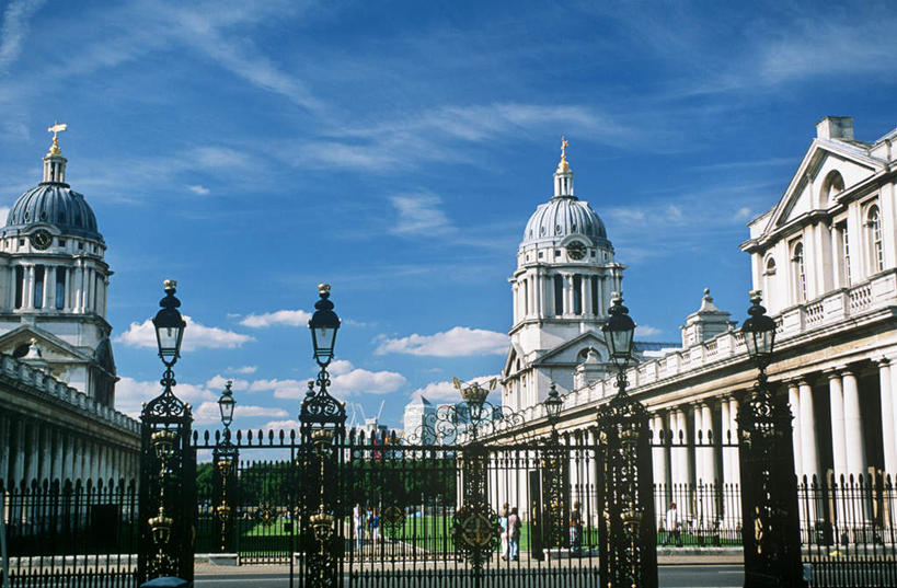 无人,学校,教学楼,栏杆,横图,室外,白天,仰视,旅游,度假,草地,草坪,名胜古迹,植物,门,标志建筑,地标,建筑,路灯,照明,英国,欧洲,伦敦,阴影,遗迹,光线,影子,栅栏,篱笆,云,云朵,围栏,灯光,首都,云彩,古迹,文物,娱乐,建设,古建筑,校园,护栏,灯,草,树,树木,蓝色,绿色,白云,蓝天,天空,阳光,自然,门框,天,享受,休闲,教室,旅游胜地,放松,生长,晴朗,成长,照亮,照明设备,西欧,大不列颠,古文明,格林威治,大不列颠及北爱尔兰联合王国,大不列颠联合王国,日不落英帝国,雾都,英国皇家海军学院,格林尼治,格林威治皇家海军学院,晴空,彩图,低角度拍摄,教学大楼