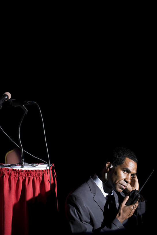 西方人,一个人,警卫,坐,竖图,室内,白天,正面,衬衫,西装,桌面,桌子,欧洲,欧洲人,仅一个男性,仅一个人,仅一个中年男性,阴影,套装,正装,反射,木制,布料,影子,领带,布纹,注视,职业装,桌布,红色,餐巾,话筒,木制品,台布,观察,看,观看,察看,麦克风,关注,扩音器,传声器,保镖,微音器,保镳,男人,男性,中年男性,白种人,坐着,半身,彩图,衬衣