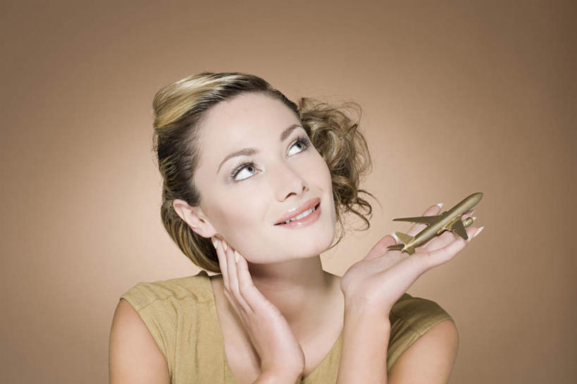 西方人,脸,头,脸颊,手,一个人,捧,笑,微笑,露齿笑,横图,室内,特写,白天,正面,裙子,游戏,飞机,玩具,欧洲,欧洲人,双手,仅一个年轻女性,仅一个女性,仅一个人,连衣裙,交通,玩,注视,娱乐,航空,肩膀,模型,交通工具,观察,看,休闲,手部,金色,益智,运输,摄影,影棚,一架,观看,活动,察看,客机,富贵,发泄,关注,消遣,智力,载具,忠诚,宣泄,富丽,名誉,荣华,年轻女性,女人,女性,白种人,头部,脸部,脸蛋,面部,端,端着,捧着,手捧,玩耍,嬉戏,半身,彩图,影棚拍摄,拍摄