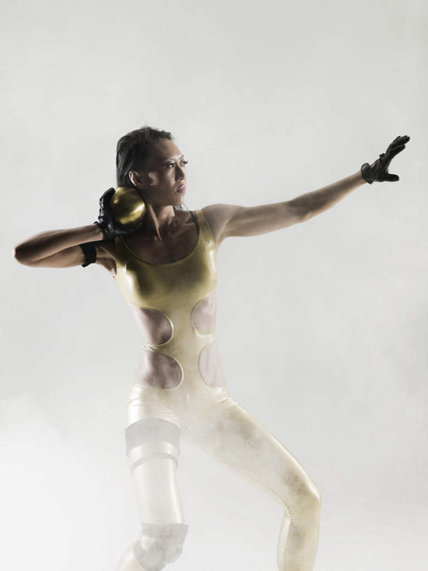 东方人,一个人,运动员,站,竖图,室内,白天,正面,运动服,锻炼,快乐,比赛,运动,竞争,亚洲,仅一个女性,仅一个人,握,灰色背景,服装,拿,拿着,注视,黄种人,娱乐,运动器械,衣服,观察,看,站着,仅一个中年女性,休闲,健身器械,握着,摄影,服饰,影棚,观看,张开双腿,察看,体育运动,衣着,穿着,关注,健身器材,衣饰,展开双腿,体育,铅球,女人,女性,中年女性,亚洲人,体育运动员,运动选手,站立,半身,彩图,影棚拍摄,健身,拍摄,运动器材,伸展双腿,运动装