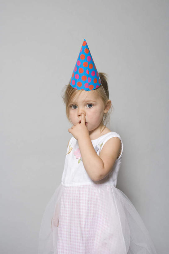 西方人,儿童,一个人,站,竖图,室内,白天,侧面,裙子,纯洁,帽子,欧洲,欧洲人,仅一个女性,仅一个人,灰色背景,纸质,连衣裙,服装,注视,生日帽,小孩,衣服,粉色,观察,看,挖,站着,仅一个小孩,可爱,童年,童趣,摄影,服饰,影棚,观看,察看,小丑帽,衣着,穿着,关注,童真,烂漫,无邪,三角帽,狂欢帽,派对帽,聚会帽,纸帽,衣饰,掘,天真,女孩,女人,女性,白种人,孩子,站立,半身,彩图,影棚拍摄,拍摄,女生